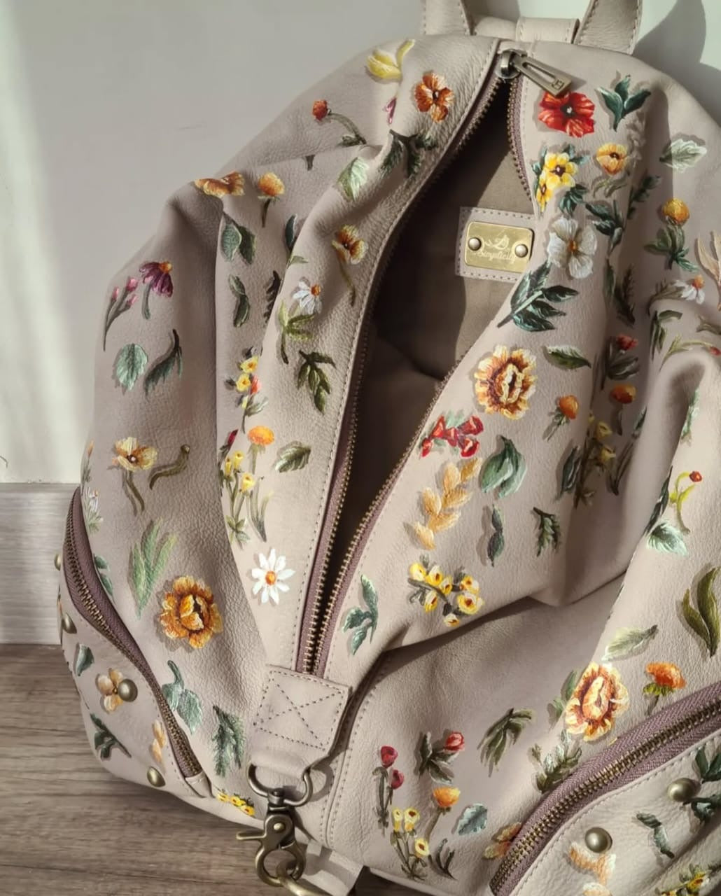 Backpack/Middle zipper Black X Writing