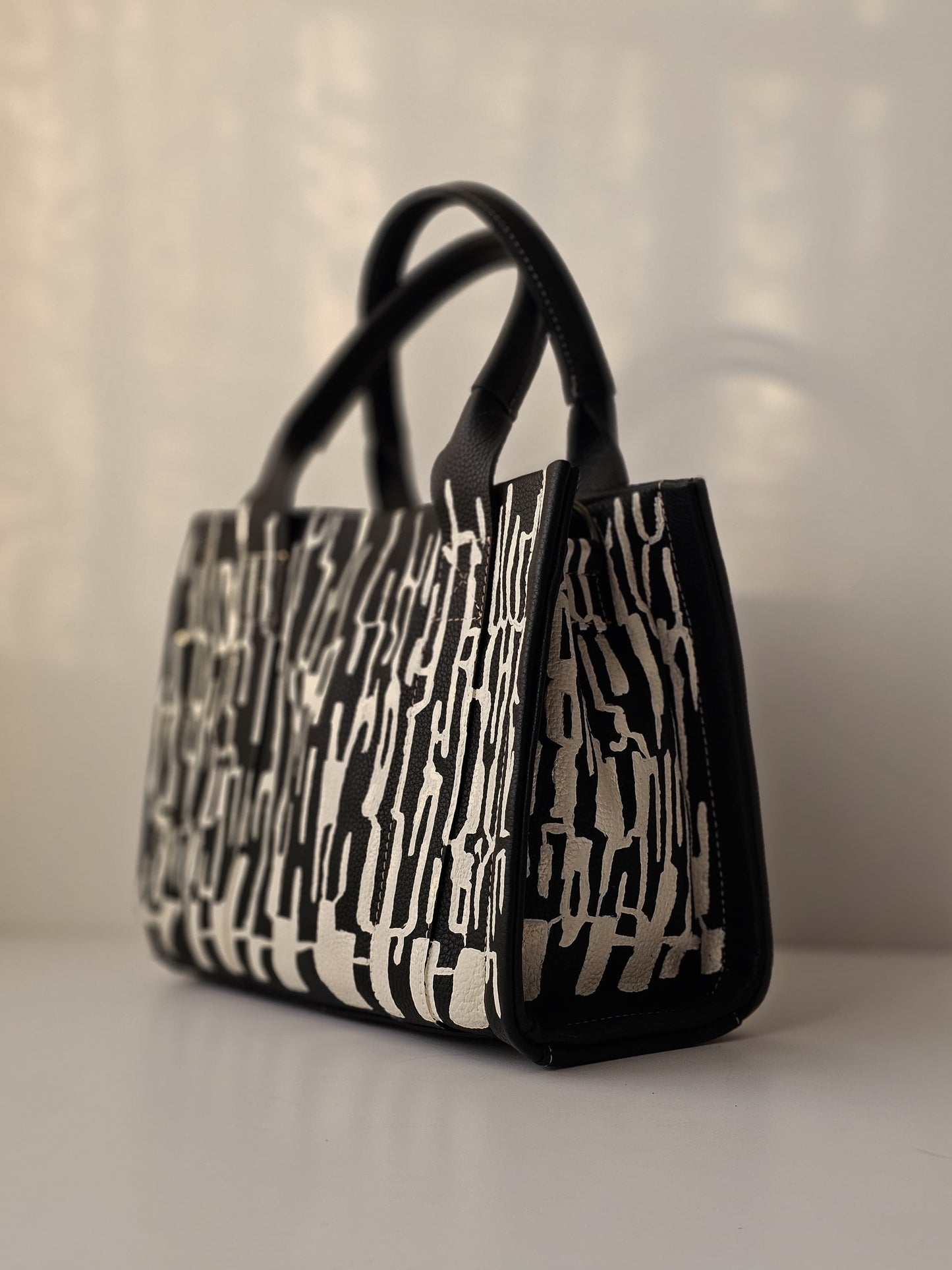 Medium Tote Bag Black X White