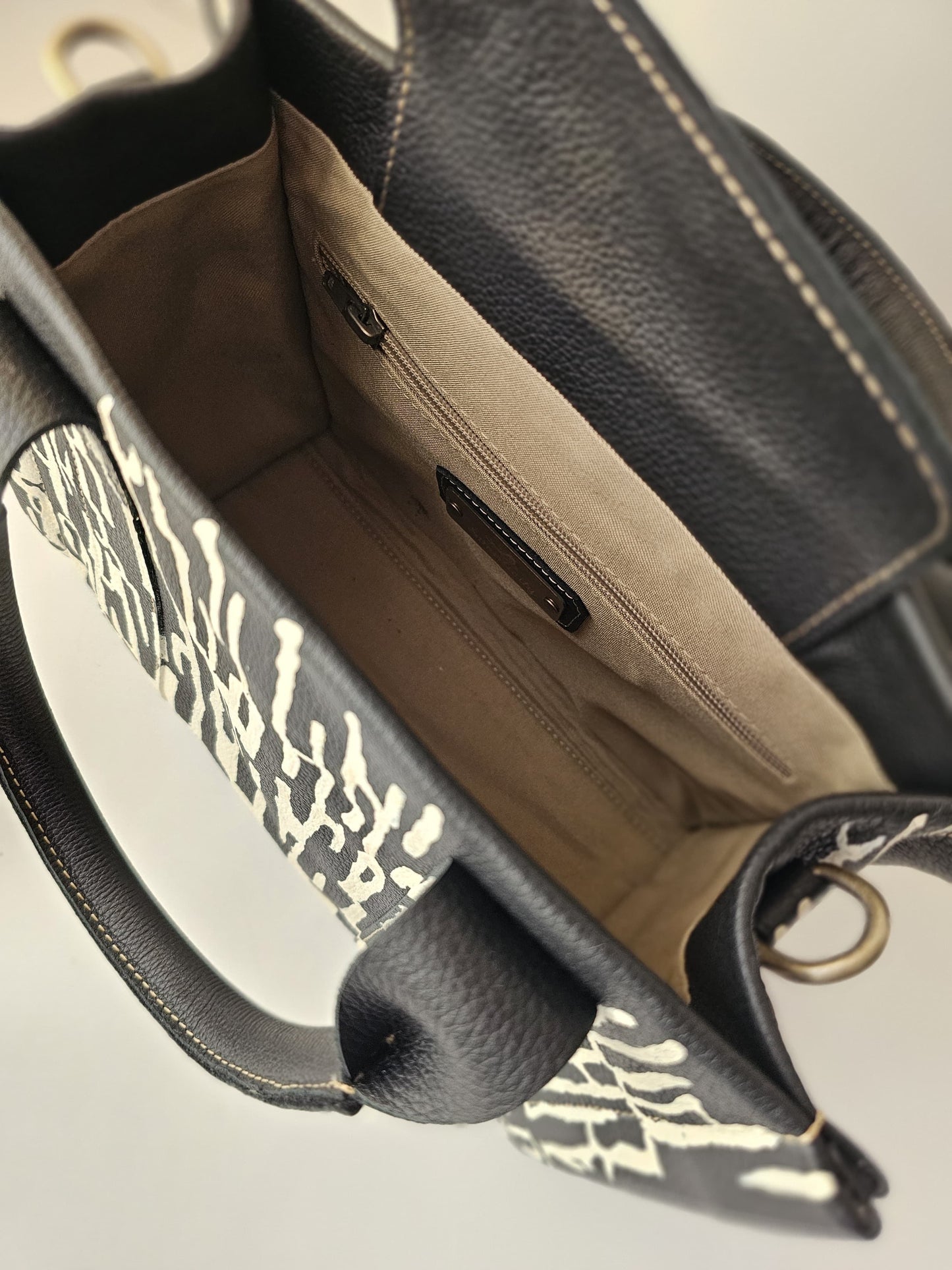 Medium Tote Bag Black X White