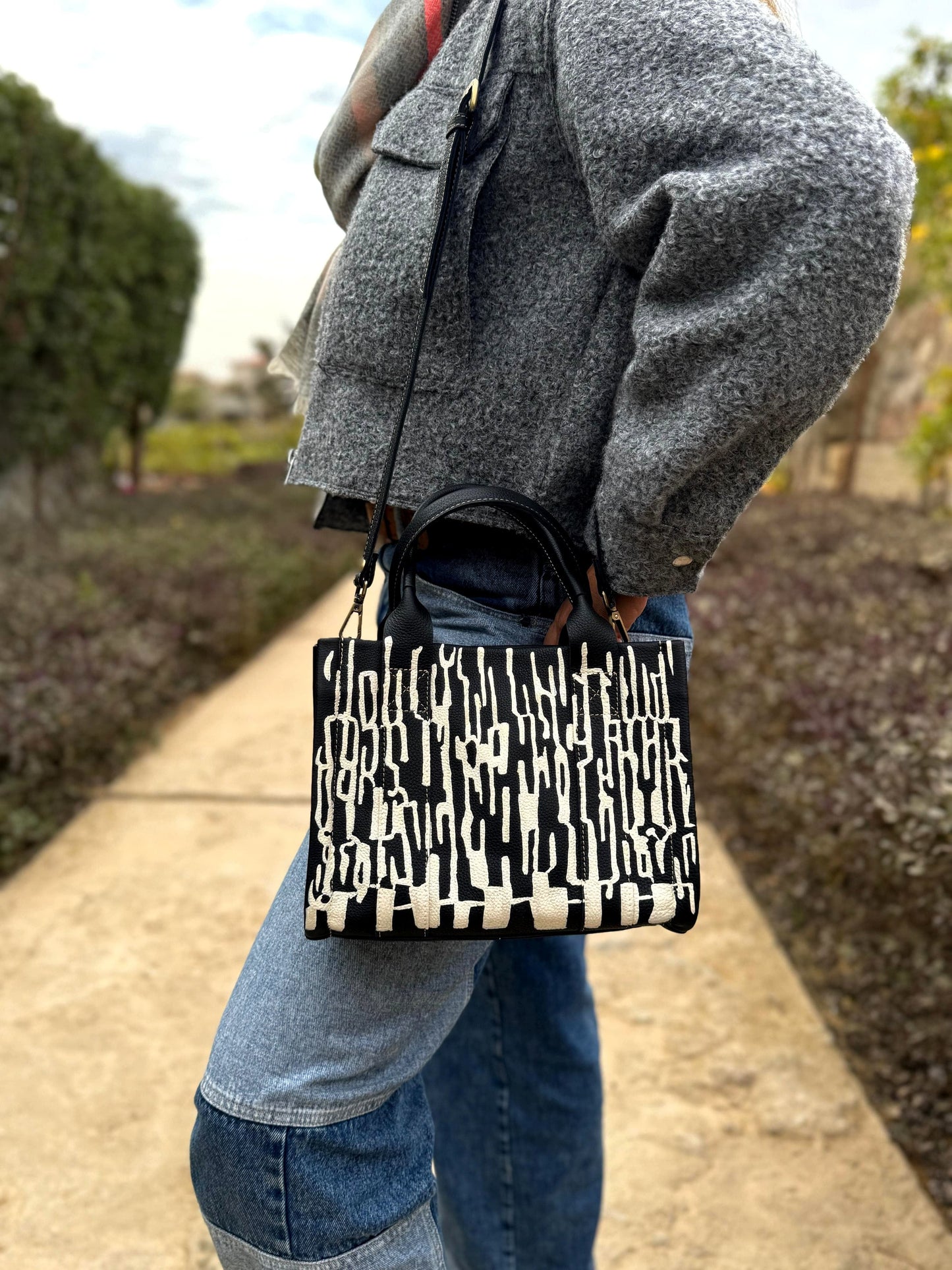 Medium Tote Bag Black X White