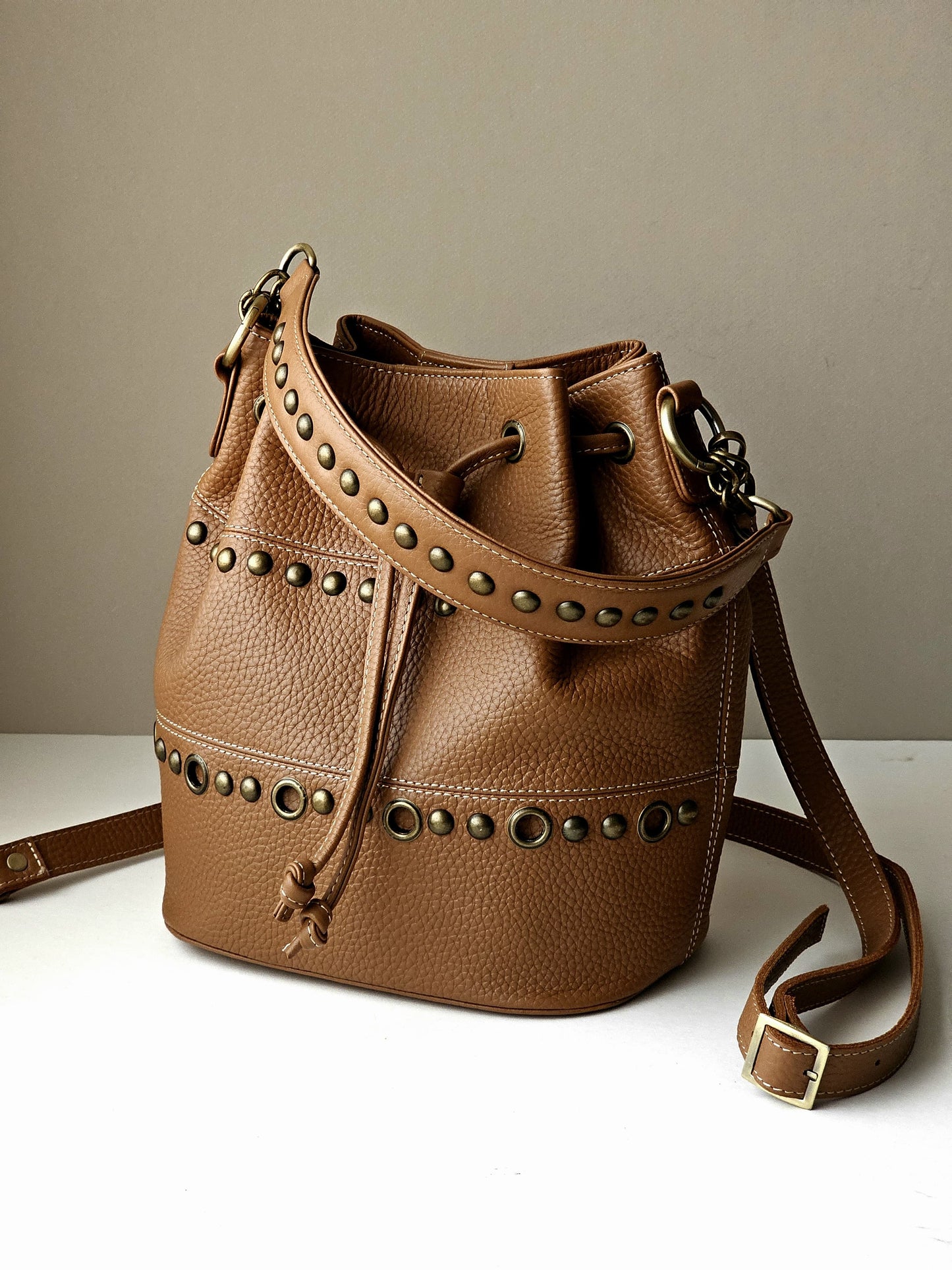 Bucket with Studs 6