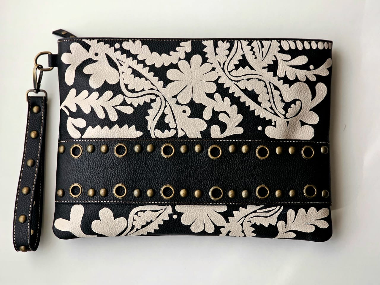 Studs Clutch Black X White Flowers