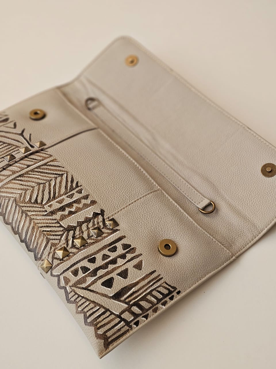 Leather Envelope with Studs Beige X Brown
