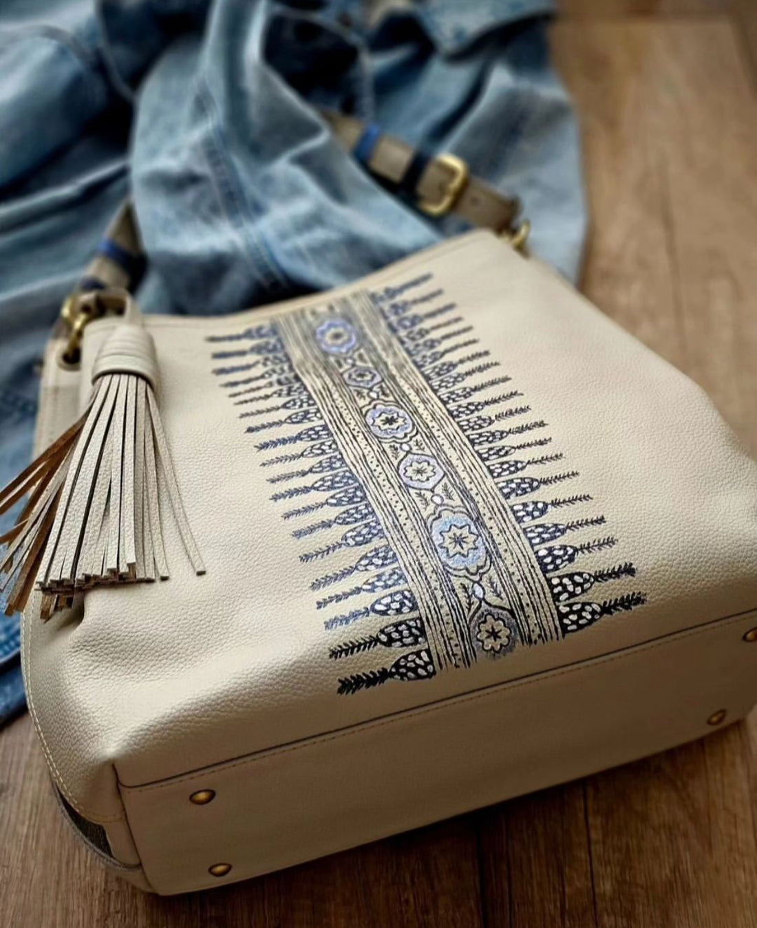 Leather bag with side tassel Beige X Blue