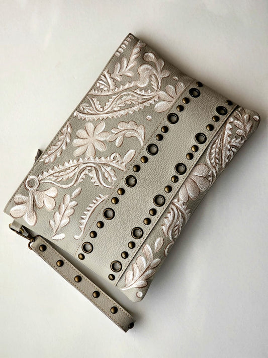 Studs Clutch Beige X White Flowers