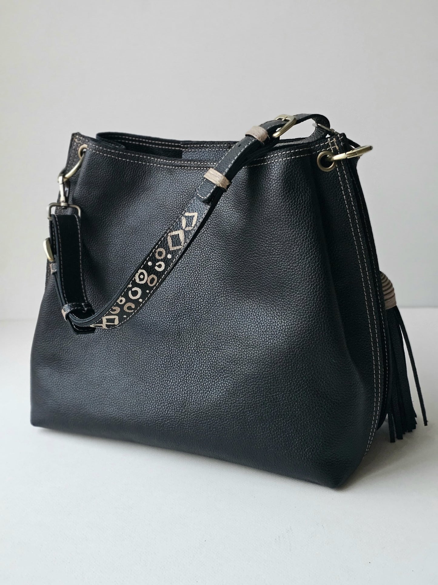 Leather bag with side tassel Black X Beige