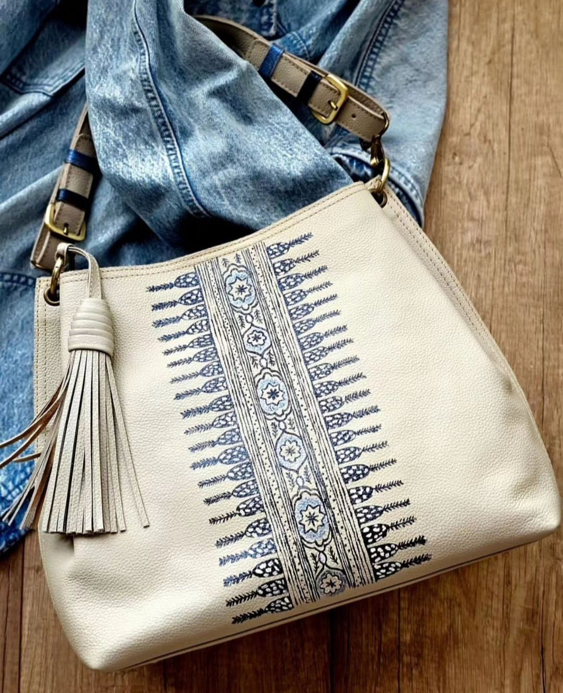 Leather bag with side tassel Beige X Blue