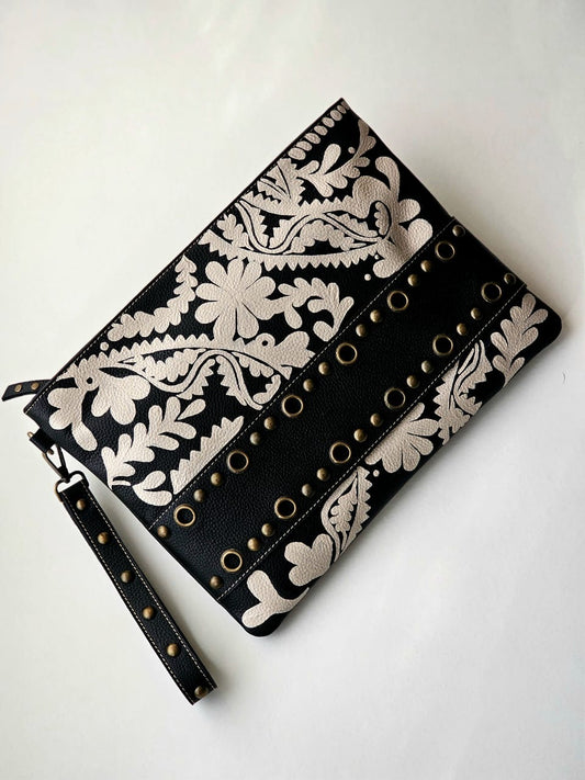 Studs Clutch Black X White Flowers