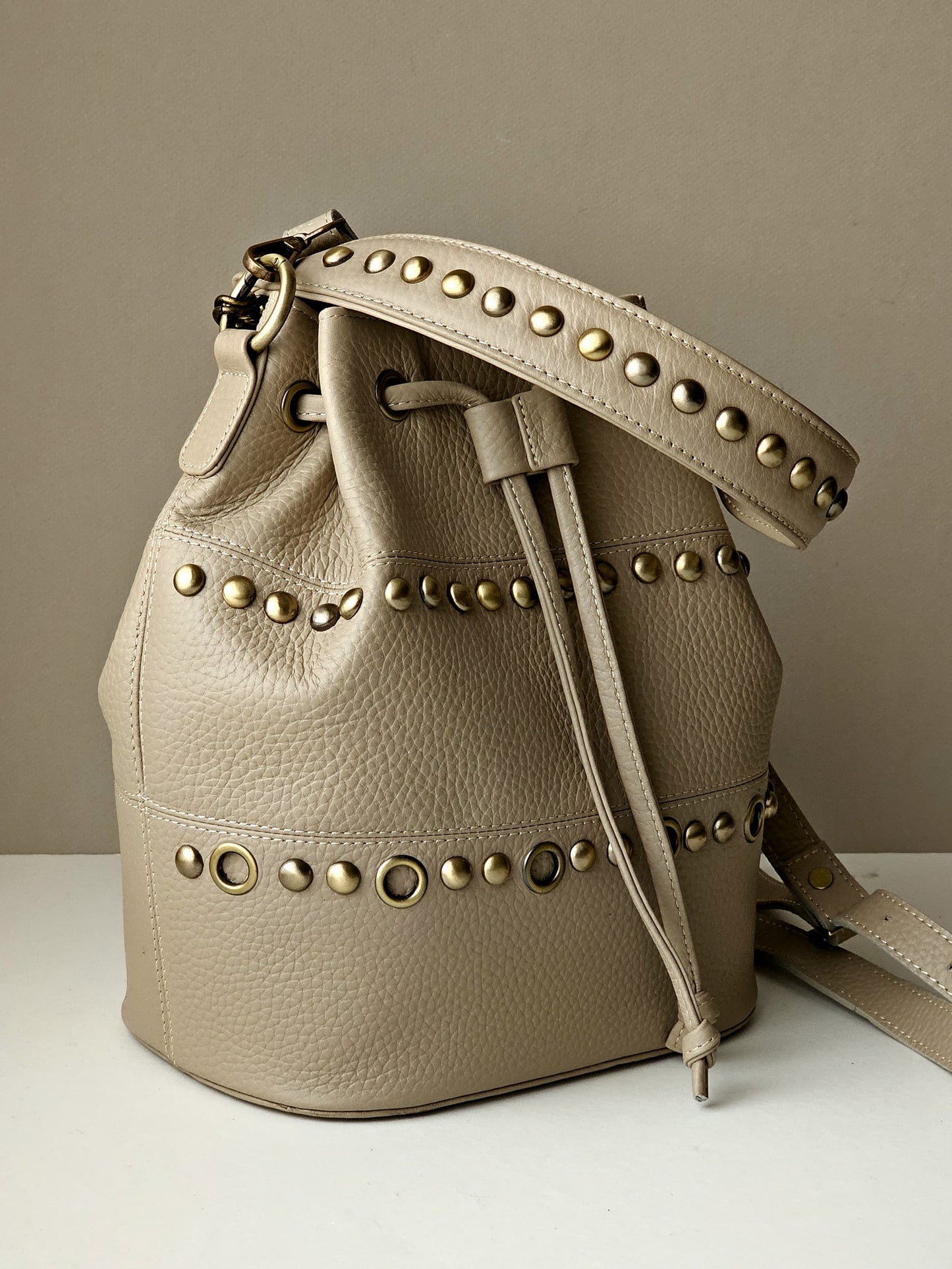 Bucket with studs Bucket 1