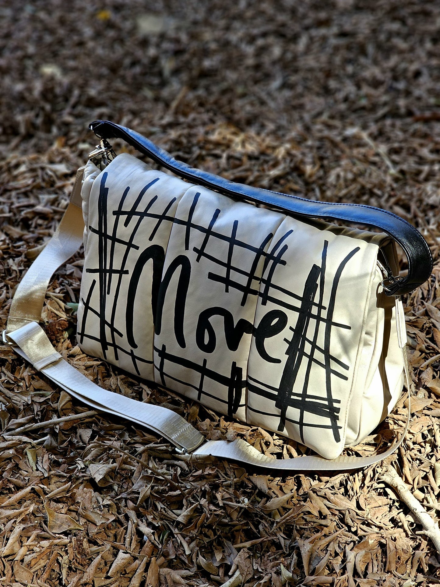 Bold leather Beige X Black/Move