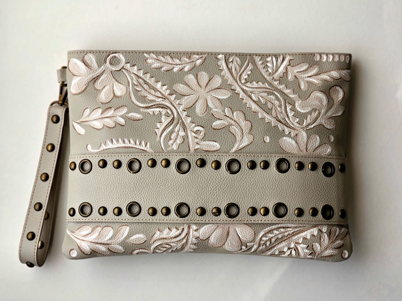 Studs Clutch Beige X White Flowers